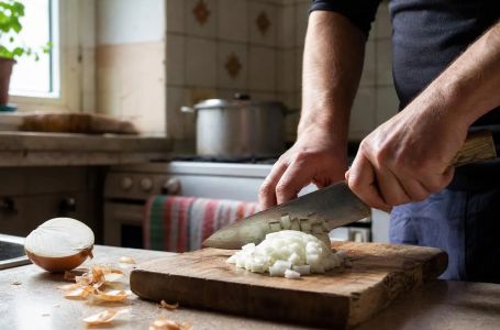 Bez suza: Jedna stvar iz kuhinjske fioke može potpuno promijeniti sječenje luka