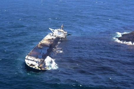 Nafta curi iz nasukanog ruskog tankera u Hormuzu. Mogao bi se raspasti