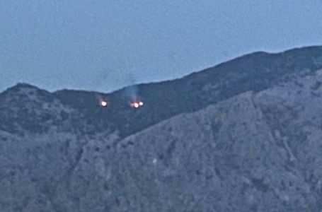 Ponovno gori iznad Omiša, vidi se s Brača, kanaderi ne mogu gasiti po noći