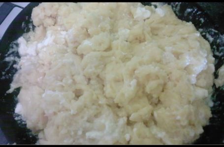 Kačamak: Tradicionalni crnogorski recept za zasitno jelo sa sirom i kajmakom