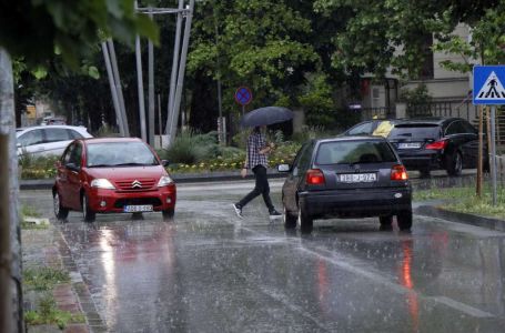 Mjestimično mokar kolovoz, duga kolona vozila na GP Izačić na izlazu iz BiH