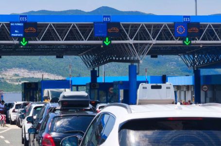 Duga kolona putničkih vozila na GP Izačić na izlazu iz BiH