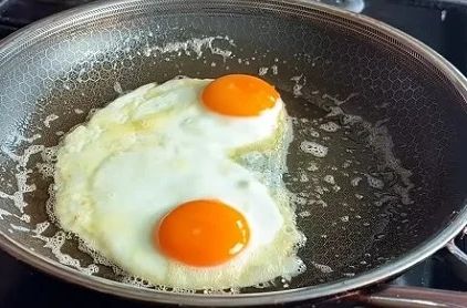 Trik sa sirćetom za pržena jaja: Neće se zalijepiti za tavu, a bjelance će ostati savršeno