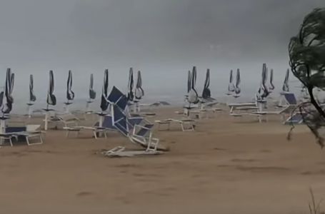 Pogledajte kako je vjetar nosio plastične ležaljke po plaži na Rabu