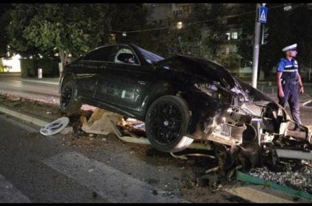 Nesreća u Mostaru: Vozač BMW-a srušio semafor i stupove, dio ulice ostao bez rasvjete