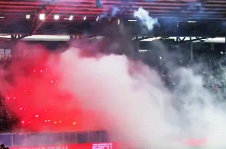 Kakva drama i neviđeni haos! Navijači pogodili sopstvenog golmana vatrometom, utakmica prekinuta