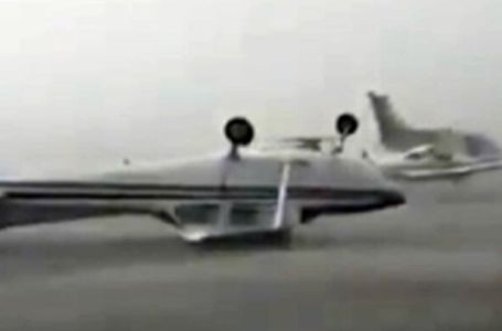 Nezapamćena oluja prevrtala avione po pisti: Vjetar od 120 km na sat opustošio aerodrom (VIDEO)