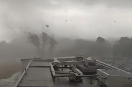 Zastrašujući prizori sa zapada Evrope: Razorni tornado rušio kuće i nosio sve pred sobom (VIDEO)