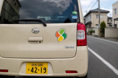 Ovaj znak na automobilu u Japanu otkriva nešto važno o vozaču