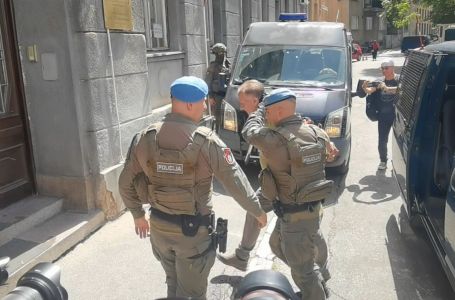 Uhapšeni doktor Mithat Asotić u lisicama doveden u sjedište MUP-a KS
