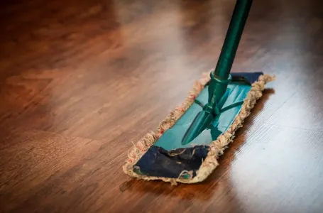 Parket sija kao lakiran, a ne lijepi se pod nogama: U vodu za brisanje dodajte samo par kapi ovoga
