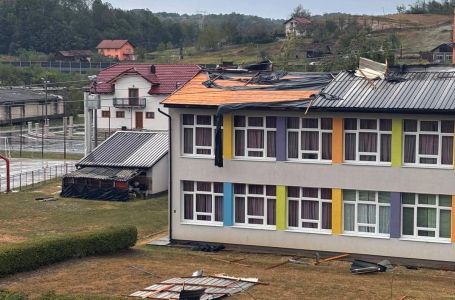 Jak vjetar oštetio krov osnovne škole u Prnjavoru, grad bez struje