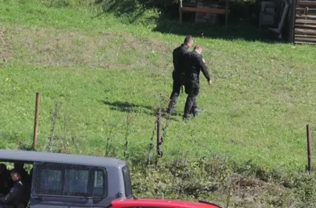 Stravičan zločina u BiH: Hamid ubio komšiju dok je kosio travu. Ranio još dvoje