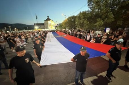 Skandalozno: Veliki broj ljudi u Banjoj Luci odao počast presuđenom ratnom zločincu Ratku Mladiću