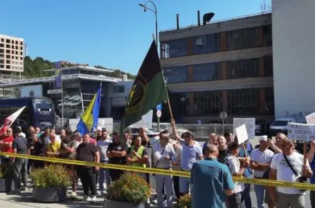 Rudari stigli na protest ispred Vlade FBiH: Skandiraju "lopovi, lopovi"