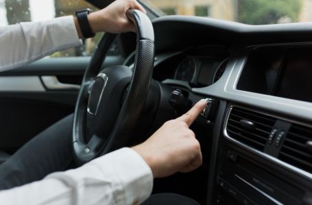 Želite trošiti manje goriva? Rješenje se krije u dugmetu koji mnogi vozači uporno ignorišu!