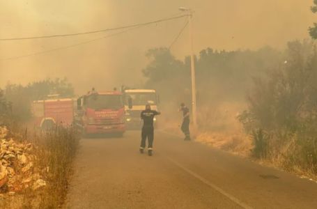 Snimci iz komšiluka lede krv u žilama: Požar guta sve pred sobom, od gustog dima put se jedva vidi