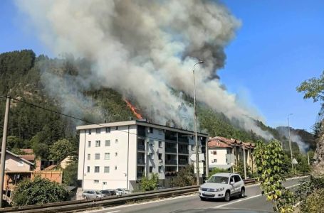 Konjic: Izbio veliki požar iznad željezničke pruge, širi se velikom brzinom