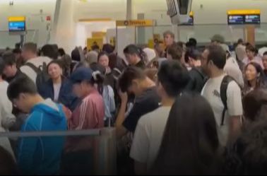 Apsolutni haos na britanskim aerodromima: Otkazano 2.000 letova, ovo je razlog (VIDEO)