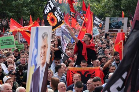 U Prištini održan masovni protest podrške bivšim liderima OVK-a