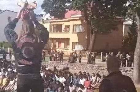 Sramotne scene obilaze planetu: Motociklisti opkolili džamiju, donijeli i svinjsku glavu (VIDEO)