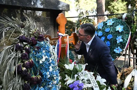 Državni ministar Staša Košarac ljubio grob ratnog zločinca Ratka Mladića, pažnju izazvao broš...