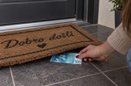 Ljudi su počeli da stavljaju pare ispod otirača prema feng šui pravilima, a evo i zašto!