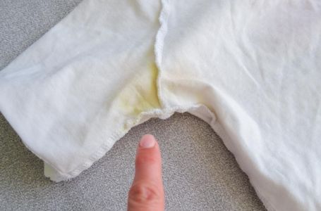 Žute fleke od znoja nestaju brzinom svjetlosti: Stavite ovo na odjeću i biće kao nova