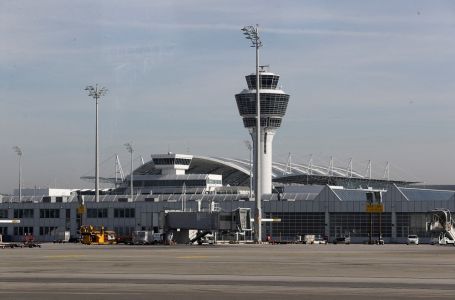 Bivši fudbaler iz BiH automobilom udario u avion, helikopterom prebačen u bolnicu