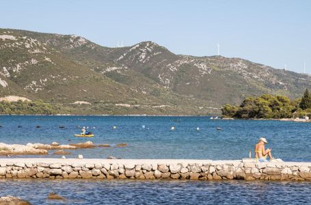 Fekalije zagadile more, ne preporučuje se kupanje na plaži u Hrvatskoj