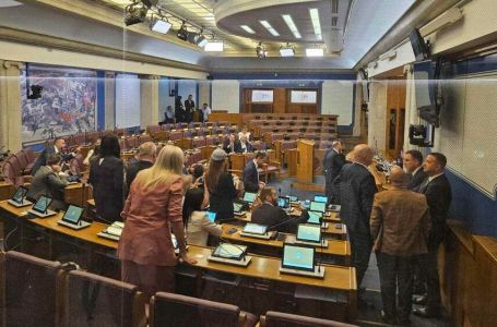Crna Gora: Andrija Mandić utekao sa sjednice Skupštine na čijem dnevnom redu je njegova smjena