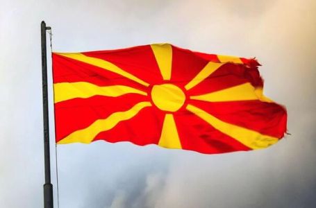 Maloljetnici zapalili zastavu Sjeverne Makedonije i objavili snimak