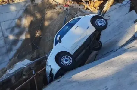 Auto i parking propali u rupu, evakuisana zgrada
