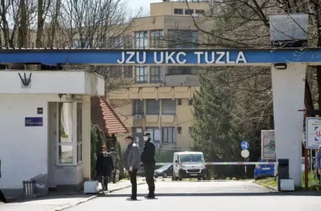 Novi protest roditelja ispred UKC-a Tuzla: Traže bolju zdravstevnu zaštitu za djecu