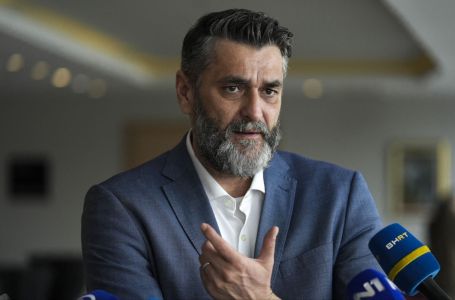 Suljagić ponovo o pritiscima na Memorijalni centar: "Žele demonstrirati vlast nad mezarovima..."