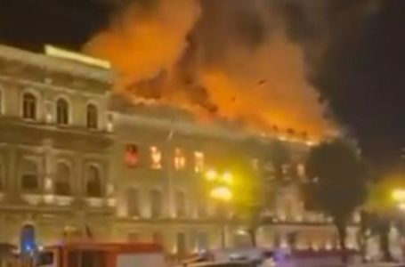 Planula historijska palača u Rusiji dok je Putin držao veliki govor (VIDEO)