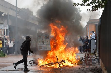 Podmetnut požar ispred pariske gimnazije, evakuisano oko 100 učenika