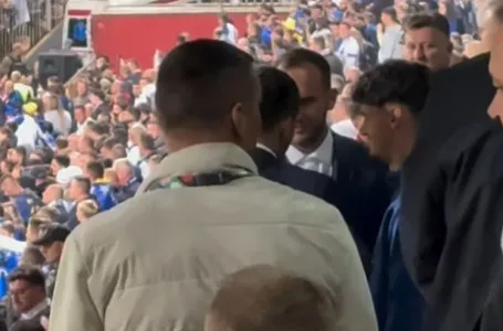 Zanimljivo društvo u VIP loži, a najviše pažnje privukao je susret Zeljkovića s popularnim Zmajem