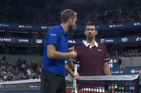 Pogledajte kako se Novak rukovao nakon diskvalifikacije Medvedeva: Evo šta mu je Rus rekao na mreži