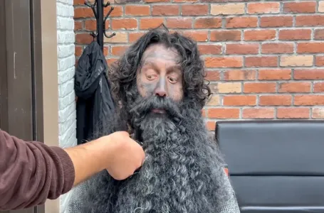 Frizer pozvao beskućnika u salon, a kada ga je sredio nije mogao da vjeruje šta vidi u ogledalu