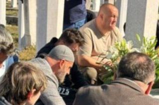 Porodica i brojni građani na mezaru Halida Bešlića: Tišina govori više od riječi