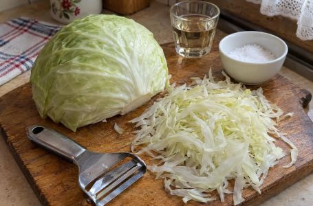 Kupus salata kao iz restorana: Zaboravite nož i rende, ovaj trik štedi vrijeme i čuva hrskavost