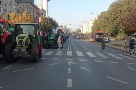 Traktori stigli u Novi Sad pod policijskom pratnjom uoči skupa SNS-a