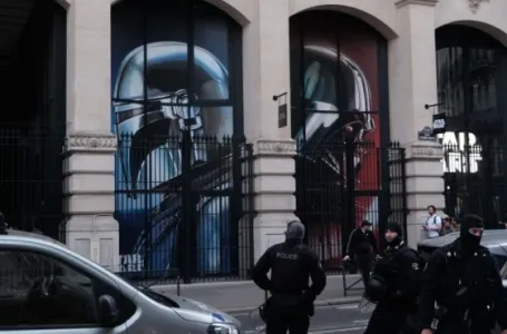 Izgoriće simbol Pariza i čitave Francuske! Približavaju se, jezive scene pred istorijskim zdanjem...