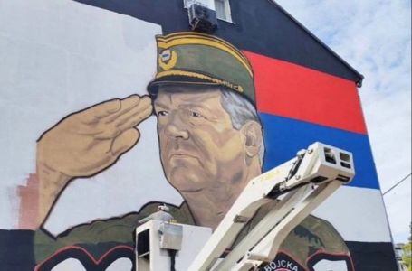Mural s likom osuđenog ratnog zločinca Ratka Mladića osvanuo na zgradi u Bijeljini