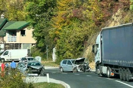 Teška nesreća kod Semizovca: Dvije osobe prevezene na KUM