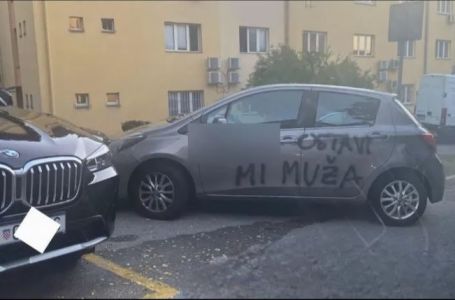Osvetnička poruka na automobilu izazvala buru na društvenim mrežama: "Ku**o, ostavi mi muža"