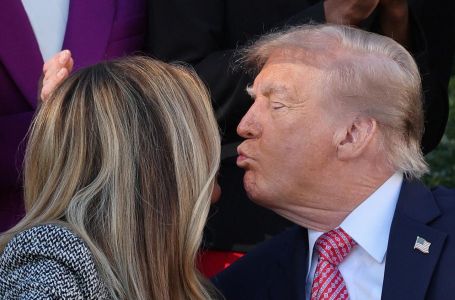 Pogledajte poljubac Melanie i Donalda Trumpa: Mreže eksplodirale zbog toga (VIDEO)