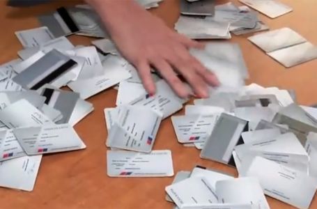 Totalno rasulo Vučićeve stranke u Srbiji: Ljudi masovno vraćaju članske karte (VIDEO)