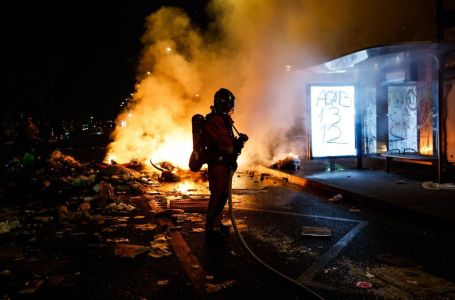 Policijski sat u pojedinim dijelovima Pariza svake noći do ponedjeljka ujutru